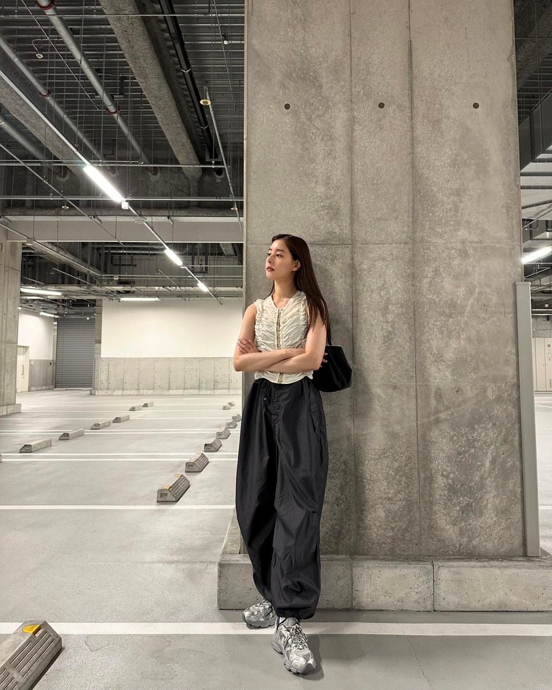 「モノトーン最高」新木優子が最新私服ショットで圧巻のスタイルを披露