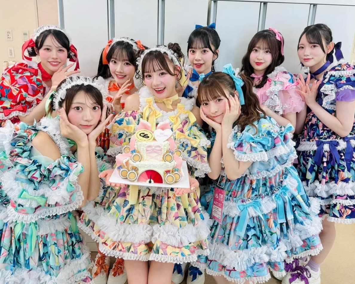 スタッフからの心意気！1周年のCUTIE STREET、ケーキを贈られる