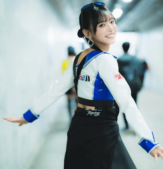 「お美しい」人気レースアンバサダー、鈴鹿で魅せた美麗姿が誉れ高いとファン歓喜！「やっぱサーキットがより輝いて見える」