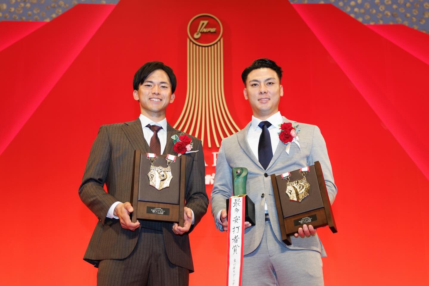 今季飛躍の楽天・村林一輝 表彰式でのショットを公開