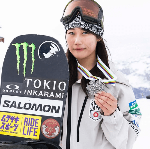 「おめでとう！」プロスノーボーダーの美女・村瀬心椛、”世界選手権・銀メダル獲得”に祝福ラッシュ！見ごたえ満点のムービーも話題に