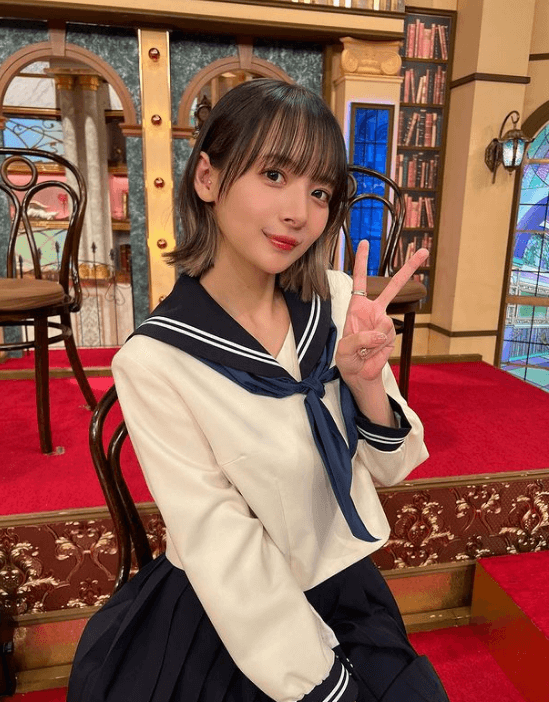 岡田紗佳がまさかの”セーラー服”ショットを公開し話題急上昇！ファン「可愛すぎ」「現役ですね」