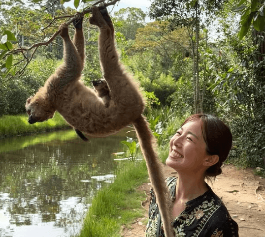「Wow」美女タレント、世界一周マダガスカルの旅行記公開！癒しの”モンキーワールド・ショット”に海外ファンヒーリング状態「ソー・キュート」