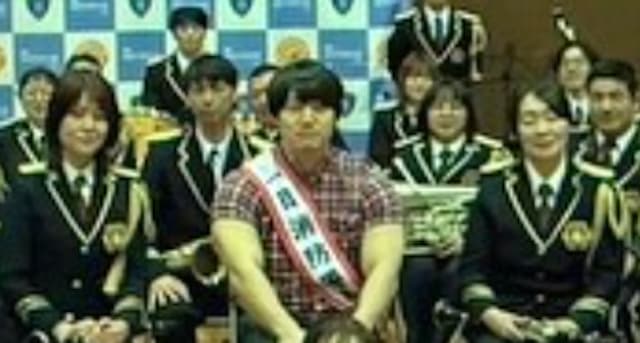 青木マッチョ、元職場の「1日消防署長」に！ まさかの“制服が入らず”赤チェックシャツで凱旋