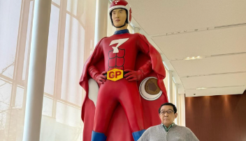 「マッサマンvsまっさんマン⁉」さだまさし、巨大像とのユーモアあふれる対決にファン爆笑