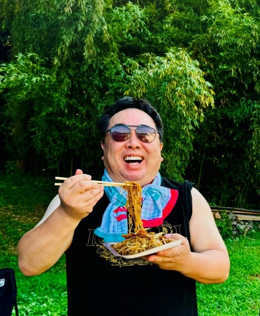 ドランク塚地「朝から焼きそば」満面の笑顔でガッツリいく姿が話題