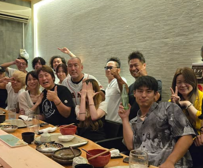 賑やか宴席！リトル清原、仲間と鮨と酒を楽しむ豪華ショット