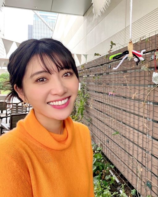 NHK気象キャスター・久保井朝美「ハロウィン仕様の屋上庭園」でにっこり笑顔！