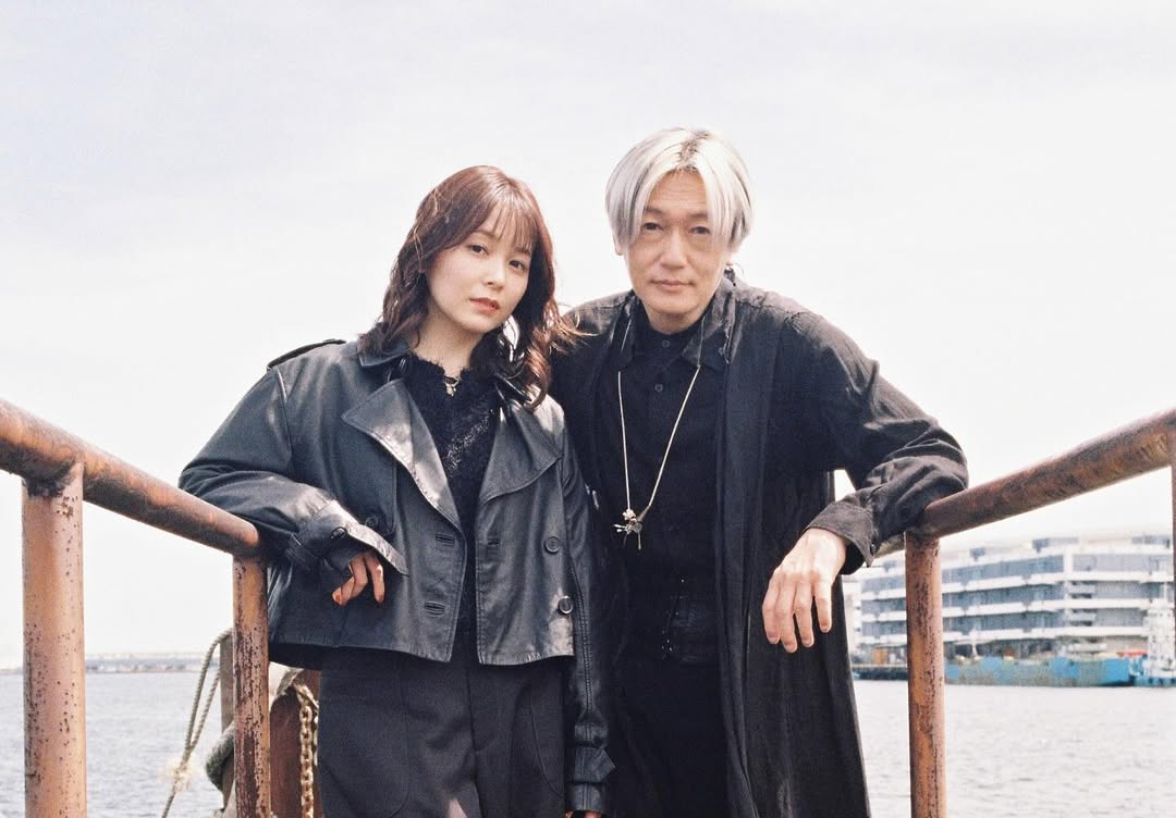 「お見知りおきを」井浦新が物語の裏で動く、クールな2人組の姿を公開！