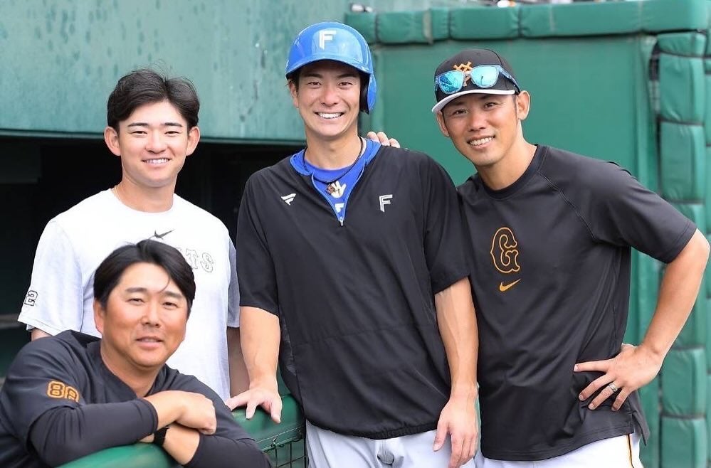 日ハム・松本剛が巨人の選手やコーチらとの豪華4ショットを公開！万波・江越との笑顔の写真も！
