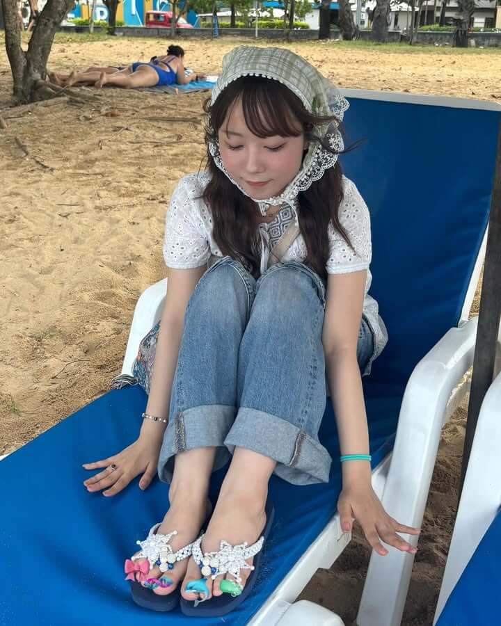 人気女性YouTuber海外オフショット公開で話題！