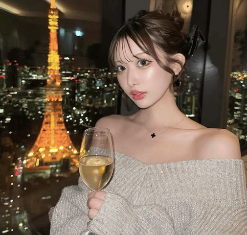 「可愛いすぎて東京タワーが目に入らないよ…」57万フォロワーのモデル、”デコルテ大開放＆大夜景ショット”にファンしびれる！