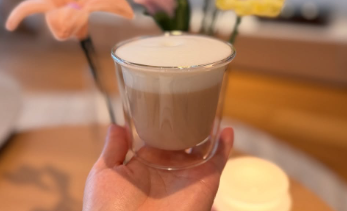 【「あ〜ちゃんのお家ってお店みたい」】西脇綾香が投稿した“もこもこティーラテ”が優雅すぎると話題に