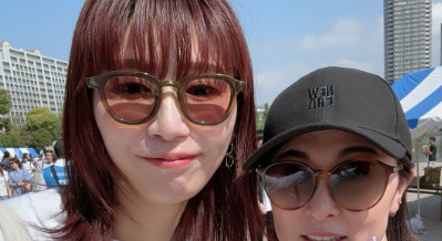 「元気いっぱいな美貌！」秋本愛、美女2ショット＆爽やかスマイルにファン喝采！