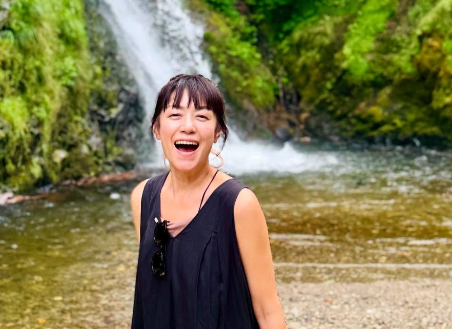 爽快！加藤紀子が銀山温泉を満喫、滝前で笑顔あふれる姿