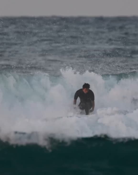 カッコよすぎる…プロサーファー・山中海輝の波乗りにファンうっとり…