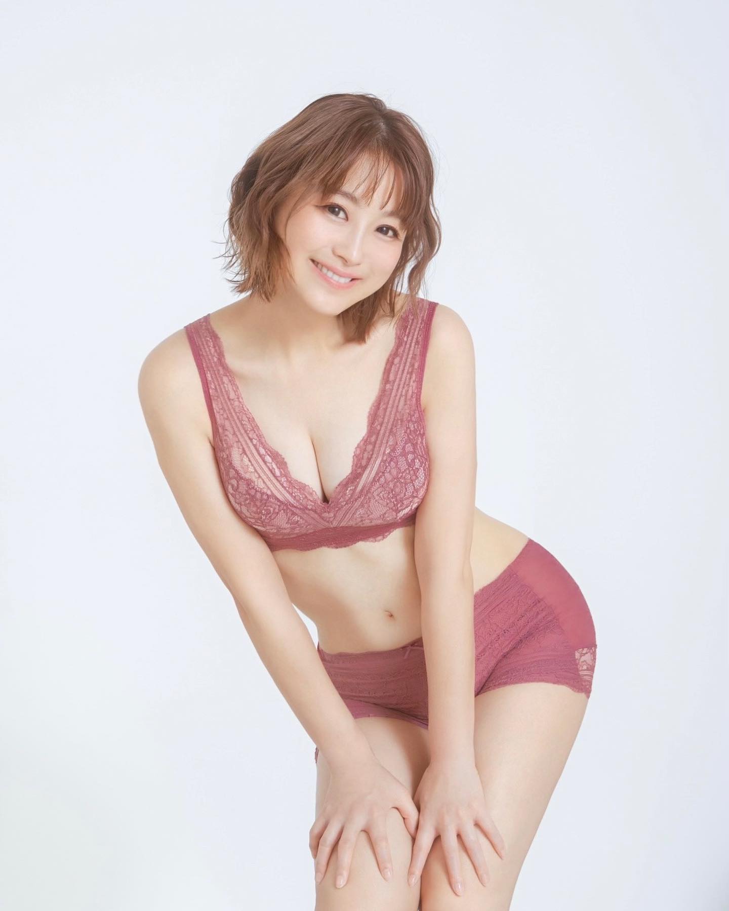 鈴木奈々が体重とナイトブラ姿を公開！「体が引き締まってきたー！！」