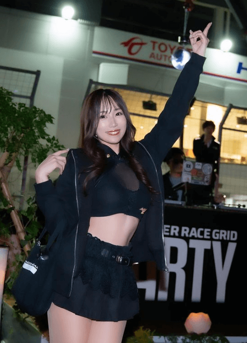 「DJブースがお気に入り」あの激カワレースクイーンの、ヘソ出し美麗プロポーションにファン釘付け！