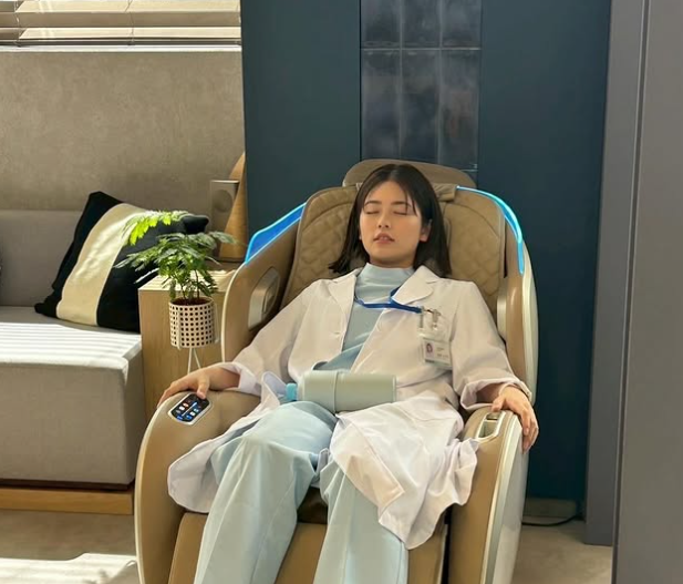 小芝風花、“19番目のカルテ”第2話放送日に自然体SHOT　白衣で癒やしの一瞬