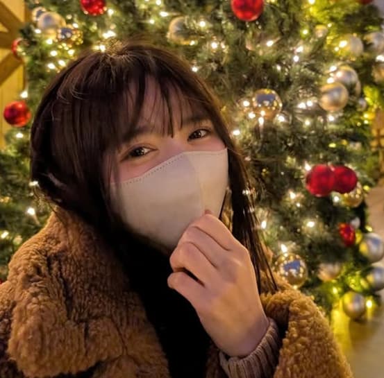 「かわいいよおぉぉ」FRUITS ZIPPER・鎮西寿々歌、クリスマスツリーとのツーショットを公開！