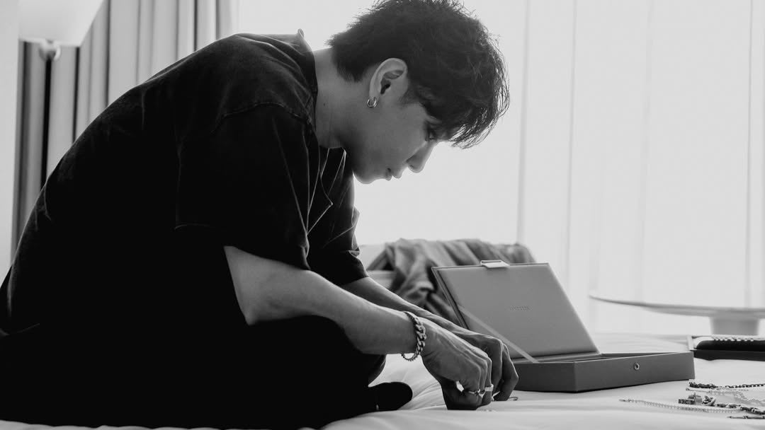 異国の街角で見せた“完璧すぎる横顔”にため息…最後の1枚に心奪われる人続出