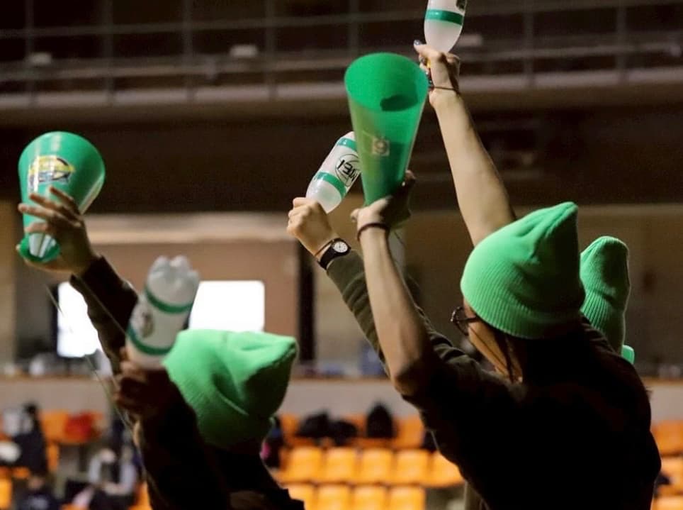 「スタンドの勝利の女神」秋本愛、娘の試合を全力応援！！勝っても負けてもいつでも愛がいっぱいの応援団♡