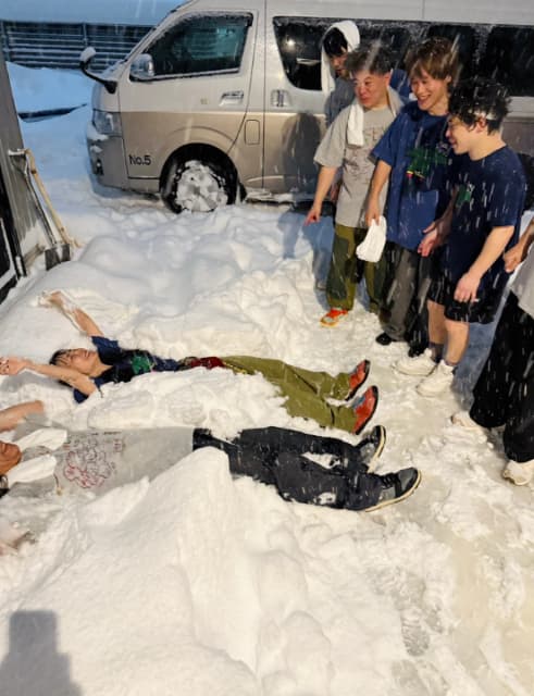 「あいこと同じことしてた!」新潟でライブ開催中の大物歌手！半そでで雪にダイブ⁉