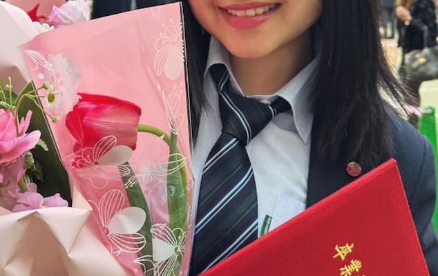 「口元やフェイスラインが◯◯さんそっくり！😊」あの大人気女優、高校を卒業した娘のオフショットを公開！