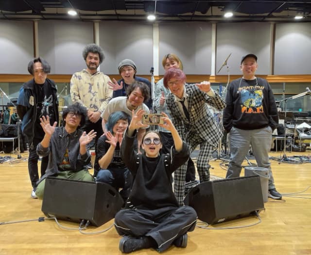 ライブを控える阿部真央が最新ショットを披露「こちらの素敵なメンバーの皆さんとお待ちしてます」