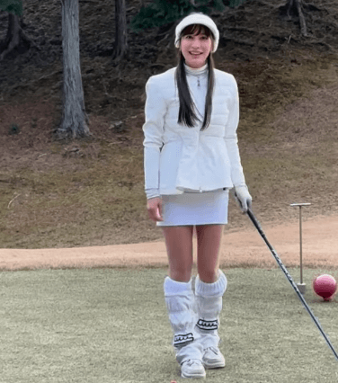 「美人でスタイル抜群！」ゴルフ美女子、美脚光る白ミニコーデでスイングショット！打ち終わり笑顔にファンとろける