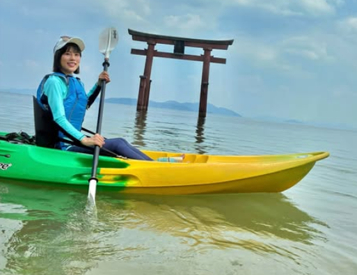 「鳥居を間近で見れて大迫力！」美女コスプレイヤーのカヌー体験！バナナボードでパドリングするレアムービーにファン歓喜