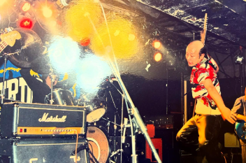 マキタスポーツ、懐かしのライブ写真公開！ファン『スクショしました』