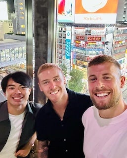 三笘がチームメイトと渋谷へ　ブライトンが日本での写真を投稿⁉︎