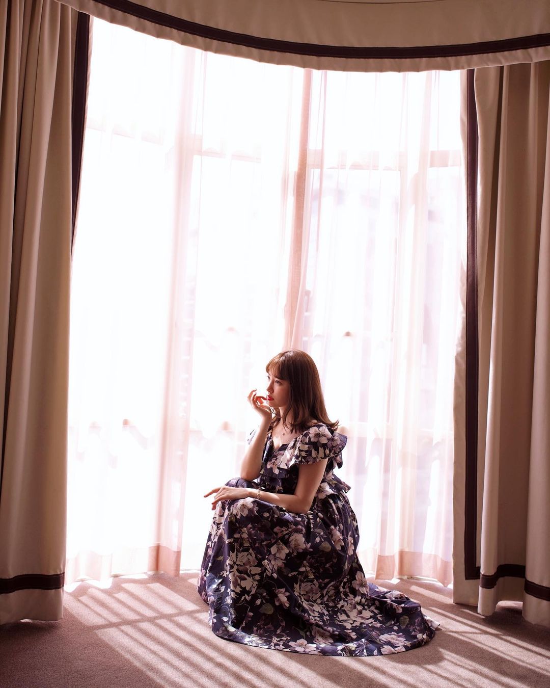 小嶋陽菜さん、最新ワンピース姿を公開！この投稿にファンからも歓喜の声