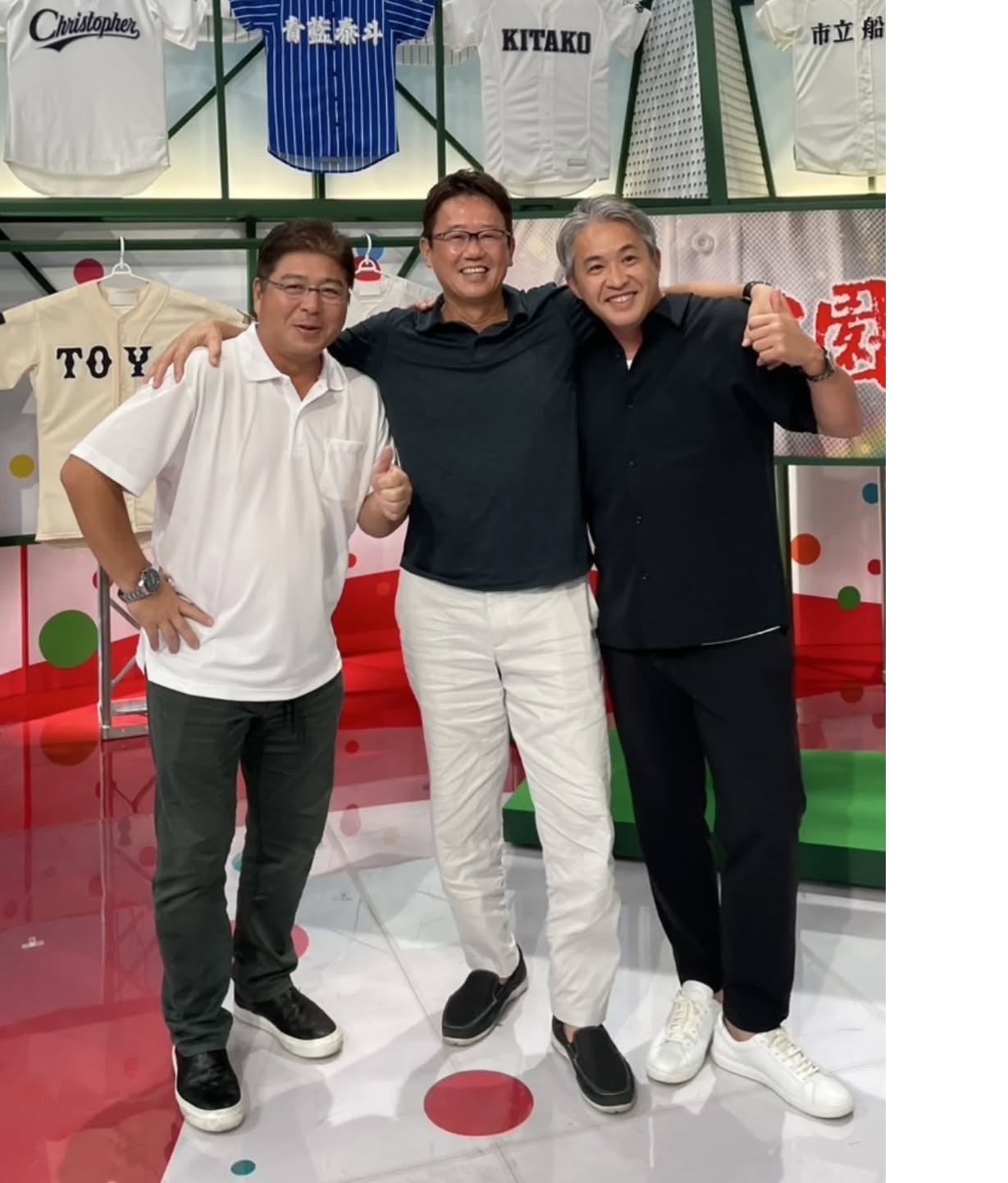 元甲子園球児、プロ野球選手監督であった〇〇が、甲子園出場校ユニホームを前にスワローズレジェンドたちとのスリーショット！！