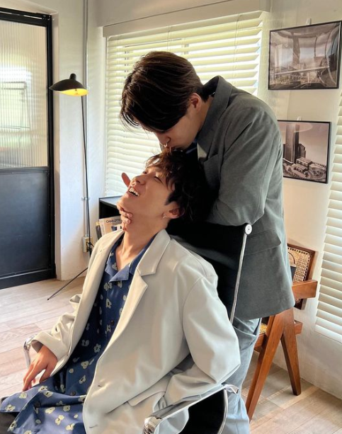 『ウソ婚』で共演！菊池風磨&渡辺翔太のラブラブオフショットが話題💖📸