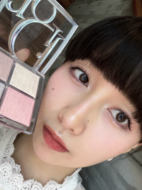 Cocomi、愛用パレットを紹介「淡い青とピンクがたまらない」