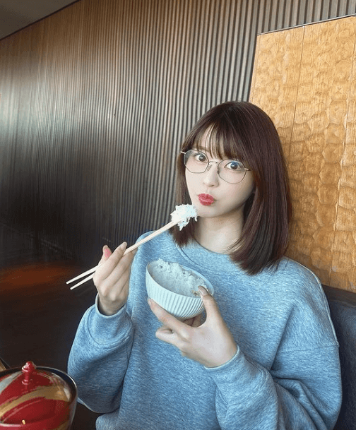 「やっぱり1番可愛い」グラドル岸明日香、キュートなメガネ姿が話題に！