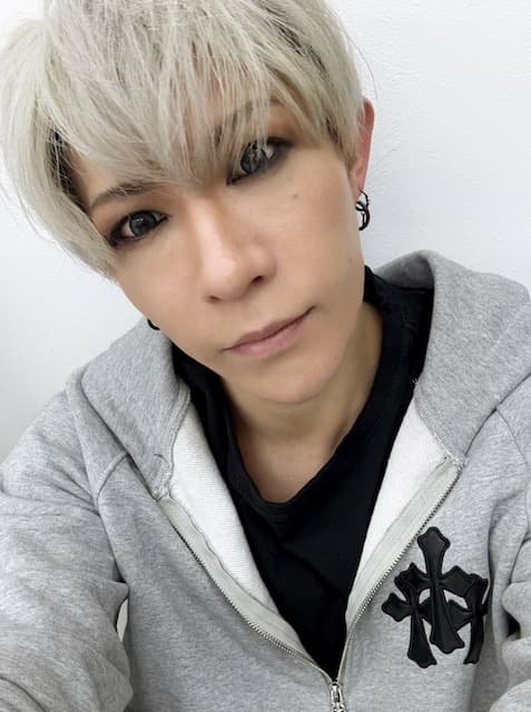 「撮影終わったー！」ゴールデンボンバー・歌広場淳がオフショットを公開