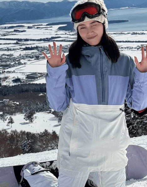 「可愛い！ゲレンデの女神！」あのランニング美女優、雪も蒸発するウインク・ショットを披露！