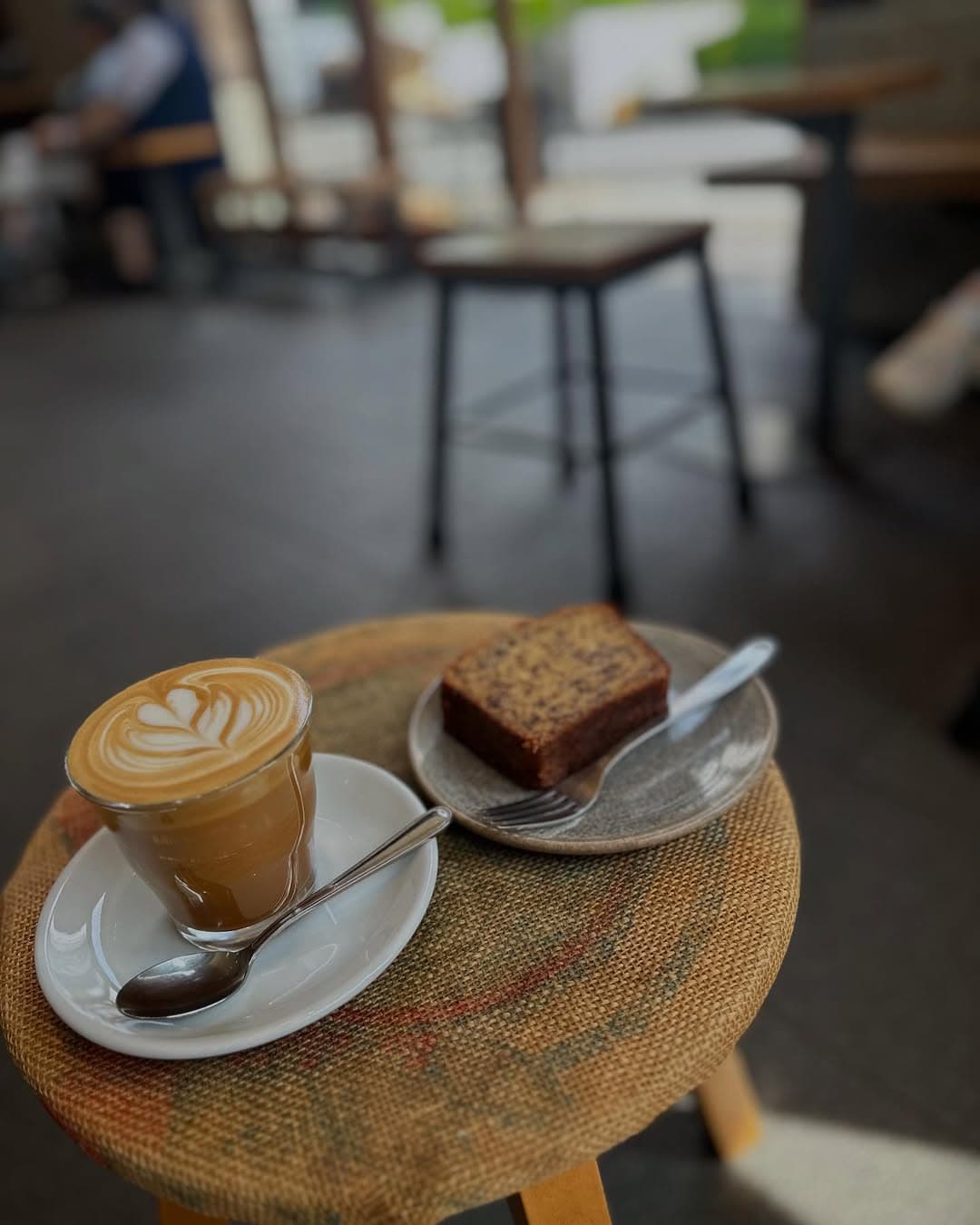 「カフェラテ巡りが似合いすぎ！」高橋ユウのショットにファン大絶賛