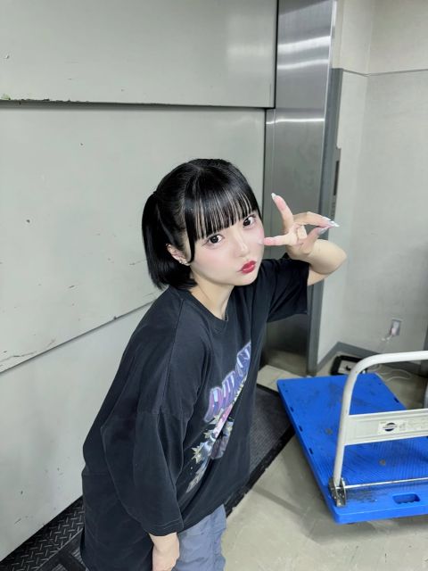 ボーイッシュな感じも良いね！あの人気アイドルの最新ショットが「こういうのもすき！」「可愛いです」と話題に！