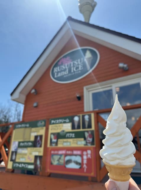 杉谷拳士がイチオシソフトクリームとともに北海道ショットを公開