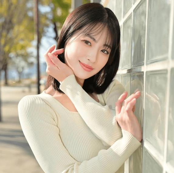 「あなたはとても美しい」話題のサッカー応援ガール、ガラスタイルに身を寄せた”美ニット・ショット”にファン歓喜！