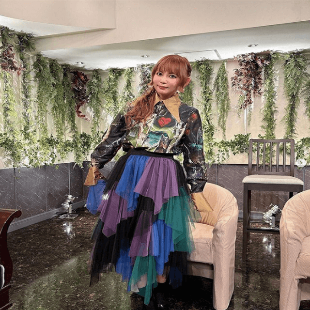 しょこたんが、多彩な”彩りコーデ”で魅せる！