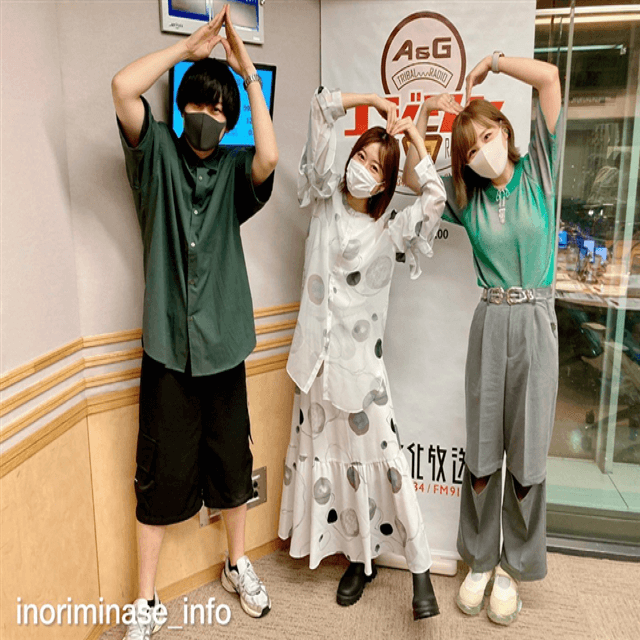 水瀬いのり、リスナーから心温まる栞を受け取り「ハート」の喜びショットを公開