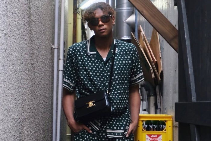 路地裏をも撮影場所にできるモデルのような村山豪。靴下は日本の守護神プロデュースの逸品だ。