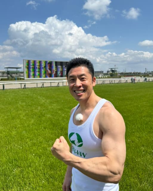 なかやまきんに君、阪神競馬場のイベントに出演し「馬と騎手」に筋肉337拍子でエールを送る？