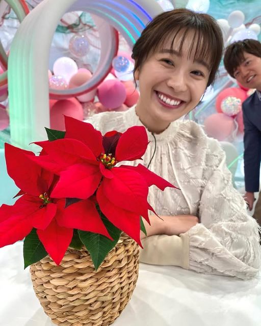メ～テレ・小松﨑花菜アナ、ポインセチア越しの「パッと花開いた」笑顔が可愛すぎると話題！
