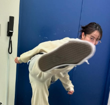 清野菜名、「おつかれーらいす！」で元気チャージ！華麗なキックも披露！